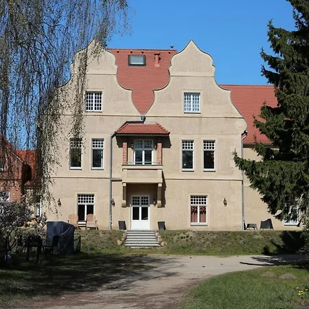 Der Westfluegel Landrat Erdmann * Stolpe auf Usedom